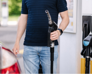 Aide carburant de 100 € : étudiants, alternants et stagiaires peuvent-ils en bénéficier ?