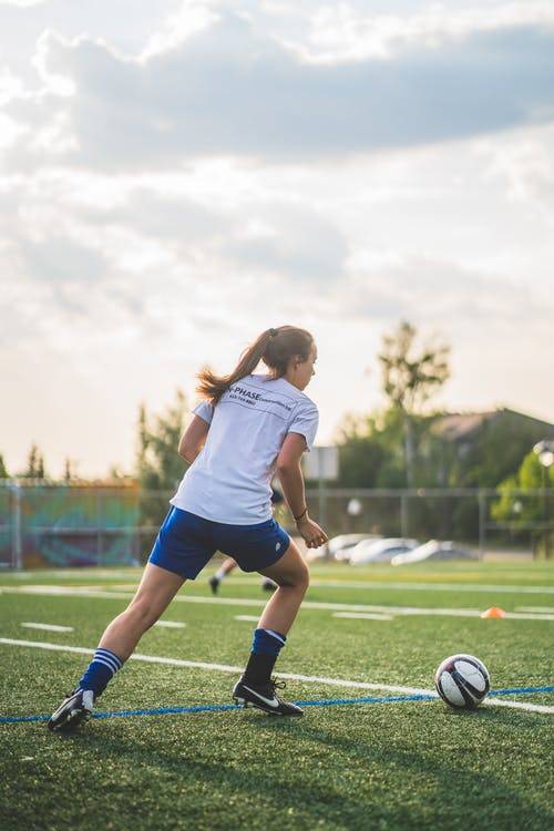 jeune fille foot aide passe sport club sportif adolescent enfant handicap